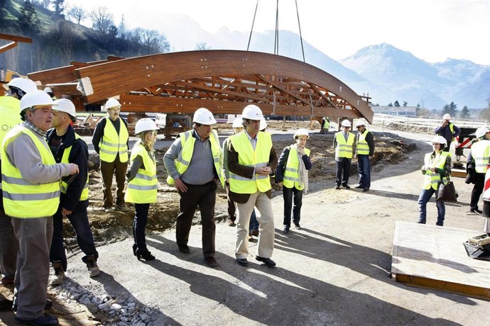 Colocación de la pasarela sobre el Asón