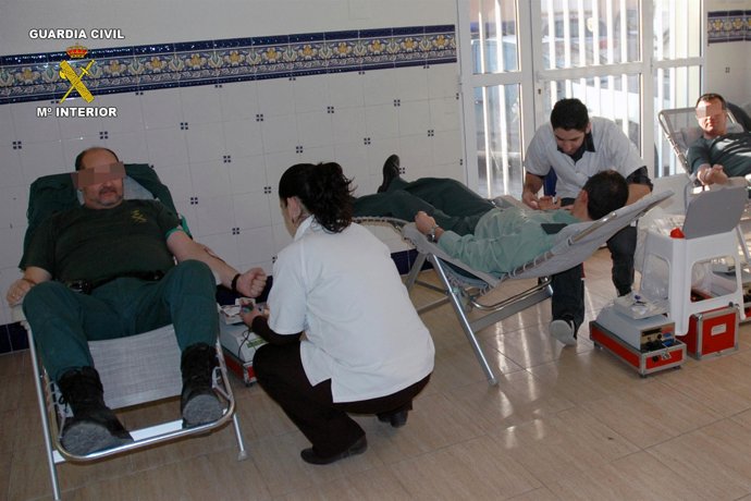 Varios agentes donan sangre