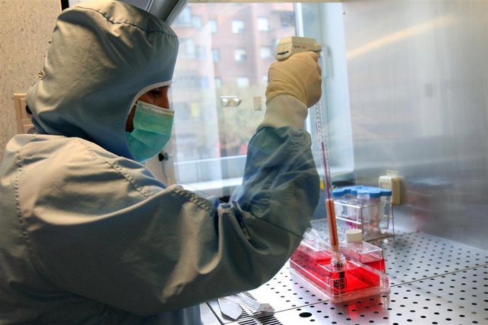 magen del Laboratorio GMP durante la preparación de las células madre adultas qu