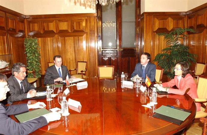 Reunión de Revilla y la ministra Rosa Aguilar