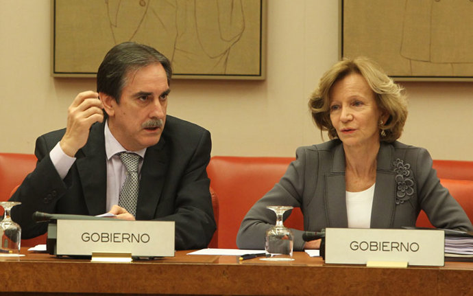 Valeriano Gómez y Elena Salgado en el Senado