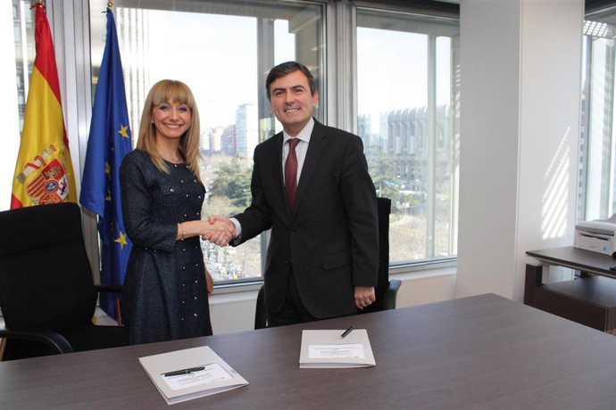 Pedro Saura y María Eugenia Gancedo tras firmar el convenio para desarrollar un 