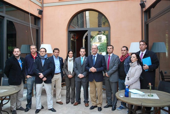 El alcalde de Málaga, Francisco de la Torre, con representantes de la asociación