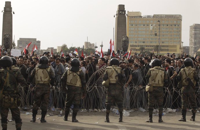Soldados egipcios cercan la plaza Tahrir