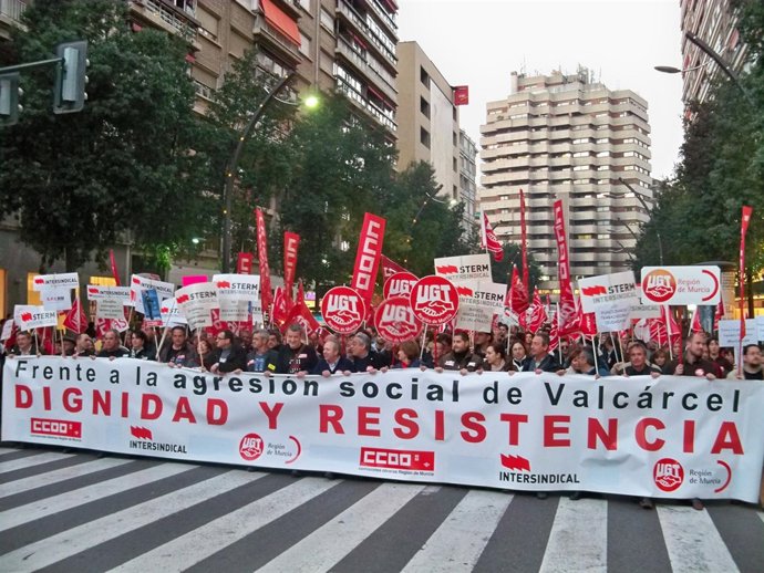 Los manifestantes en la Gran Vía de Murcia en la octava concentración contra los
