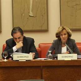 Valeriano Gómez y Elena Salgado en el Senado