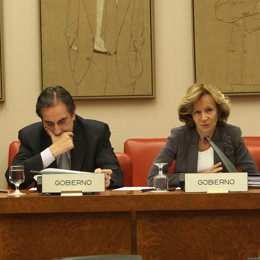 Valeriano Gómez y Elena Salgado en el Senado