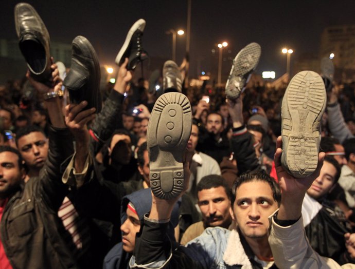 Miles de personas protestan tras el discurso del presidente egipcio, Hosni Mubar