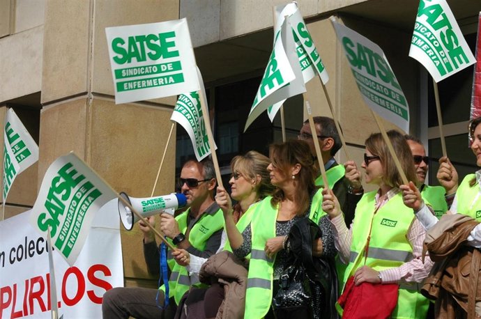 Miembros del sindicato de enfermeria durante una protesta