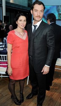 Jude Law busca consuelo en su ex mujer, Sadie Frost