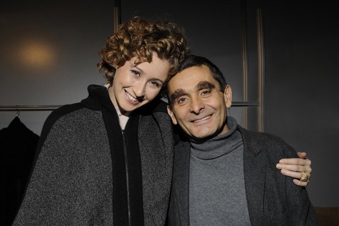 Posado de Adolfo Domínguez con su hija, Tiziana 