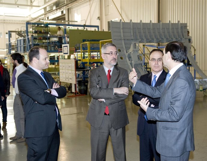El consejero de Economía, Innovación y Ciencia, Antonio Ávila, visita Aernnova.