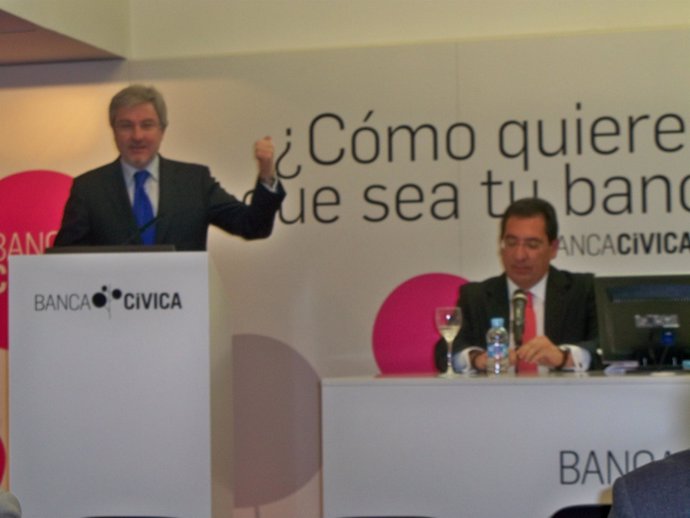 El copresidente de Banca Cívica, Enrique Goñi (Caja Navarra),  y el presidente d
