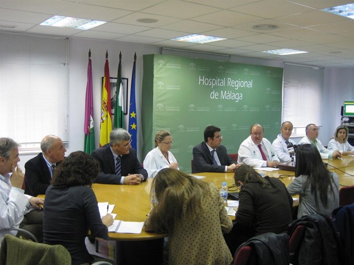 El director gerente del Hospital Regional de Málaga y el director médico en la p