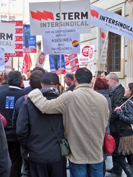 Manifestantes a las puertas del Gobierno regional de Murcia
