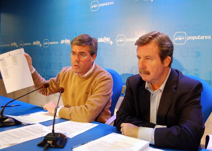 El presidente del PP de Jaén, José Enrique Fernández de Moya (a la izquierda), e