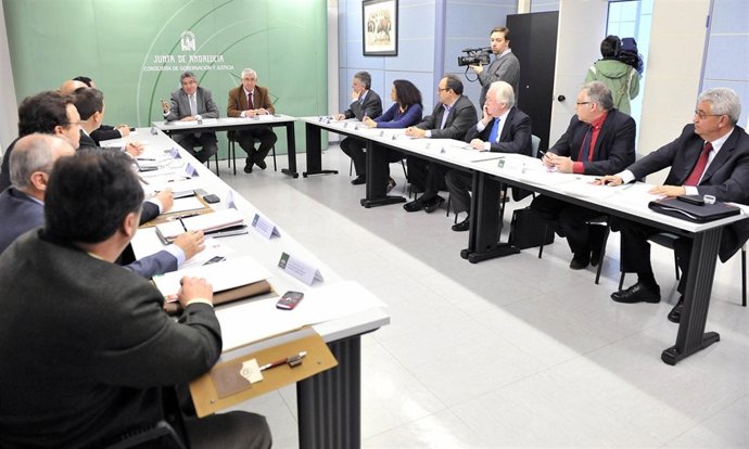 Luis Pizarro se reúne con los responsables de Emergencias 112 Andalucía 