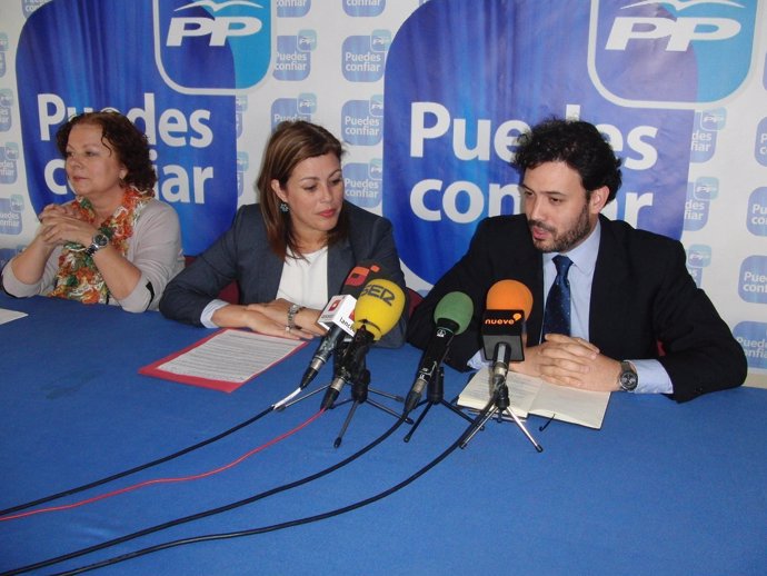 Guillermo Maricasl, Astrid Pérez y Loli Luzardo durante la rueda de prensa