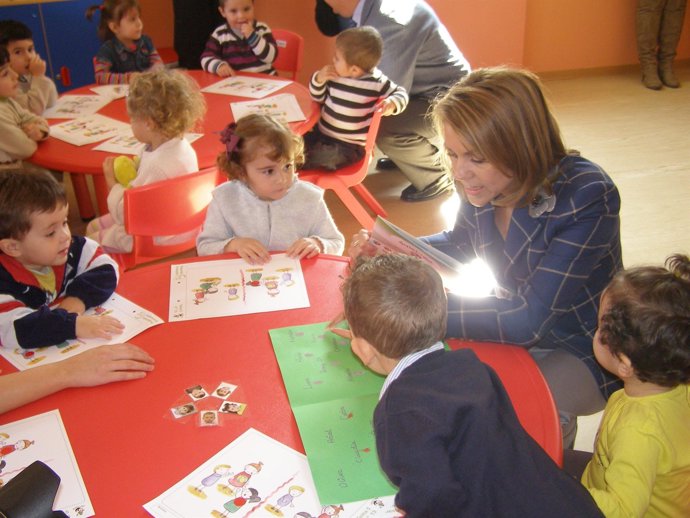Cospedal con niños en una guardería