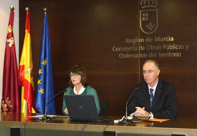 La directora gerente del Instituto de Vivienda y Suelo, Juana Castaño, y el dire