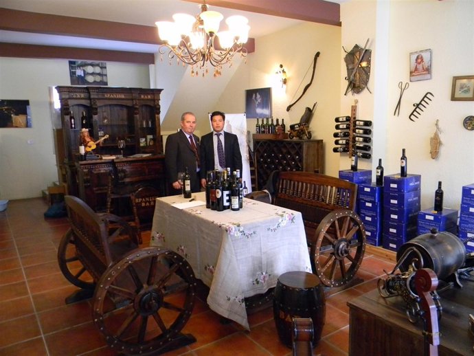 Primera delegación de Bodegas Vega Saúco en China