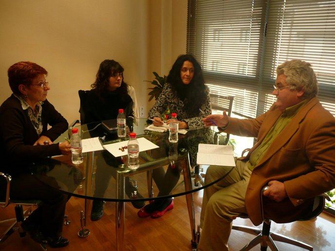 La candidata a la Presidencia de la Comunidad, Begoña García Retegui, reunida co