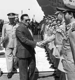Hosni Mubarak con oficiales egipcios