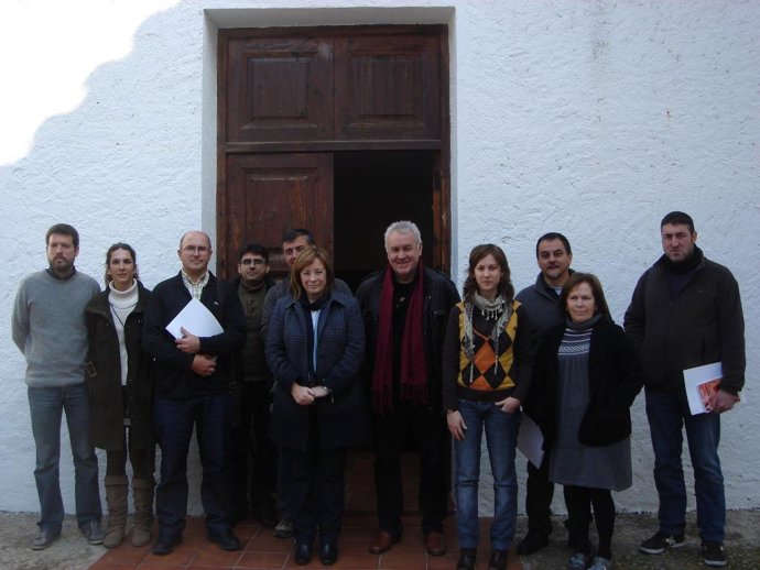Cayo Lara junto a Marga Sanz y miembros de EUPV.