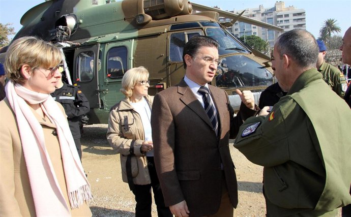 Castellano conversa con varios guardias civiles.