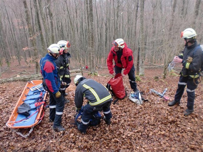 Los efectivos del Servicio de Bomberos de la ANE preparan el material de rescate