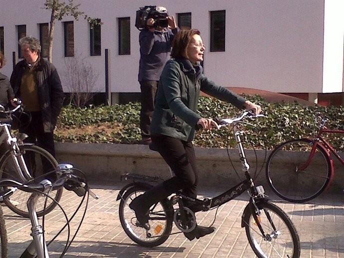 La ex consellera Montserrat Tura durante la visita al Poblenou