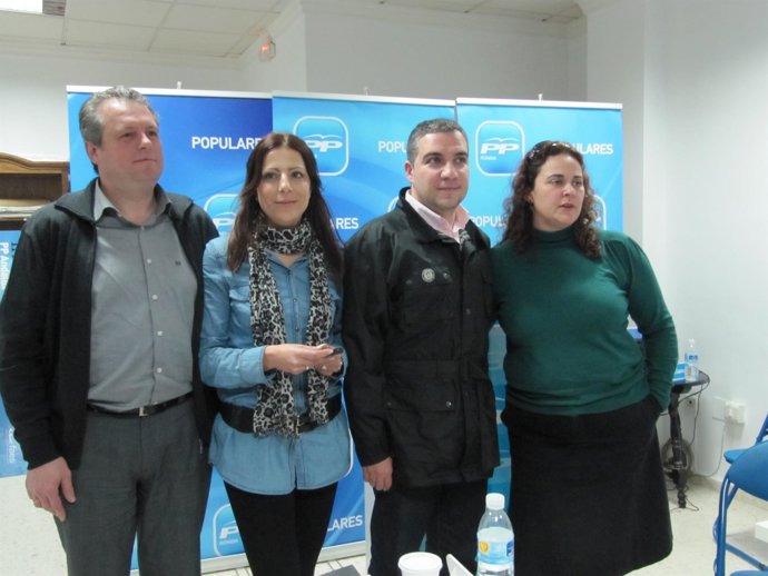 El alcalde de Benarrabá, Silvestre Barroso; la candidata del PP en Ronda, Mari P