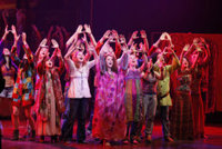 Advierten a la obra teatral 'Hair' por fumar en el escenario