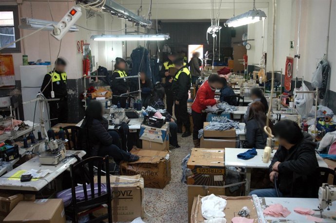 Inspección de la Policía Municipal a uno de los talleres de confección