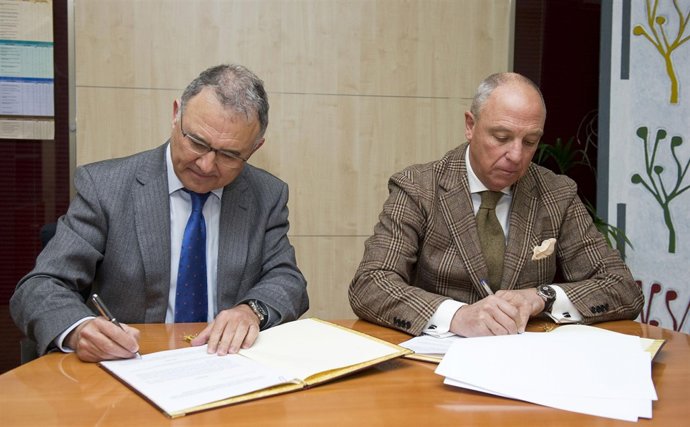 el presidente de la Cámara Navarra de Comercio e Industria, Javier Taberna (dere