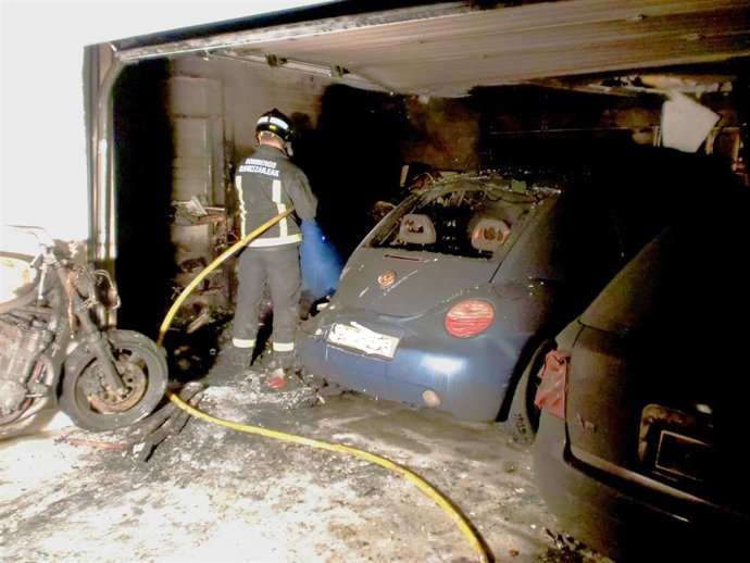 Un bombero trabajando en la extinción del incendio.
