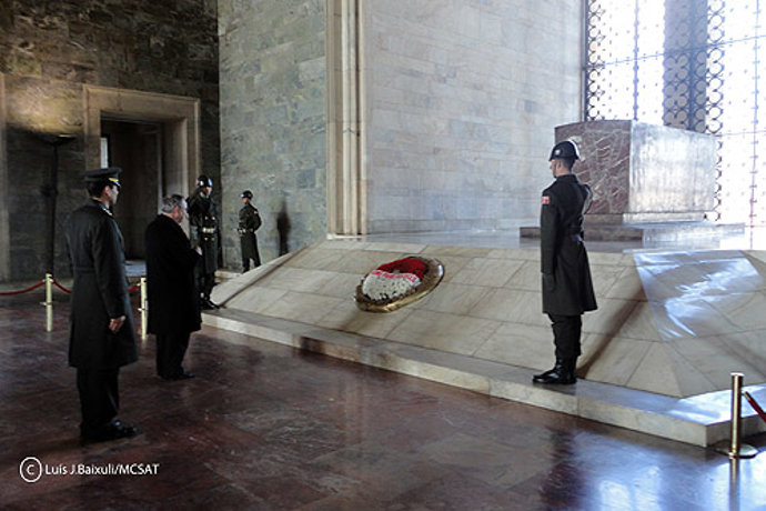 Arzobispo de Tarragona, Jaume Pujol, ante el Mausoleo de Atatürk  en Turquía