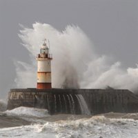 El litoral de las provincias de A Coruña y Pontevedra estará este martes en alerta roja, con olas de hasta 8 metros
