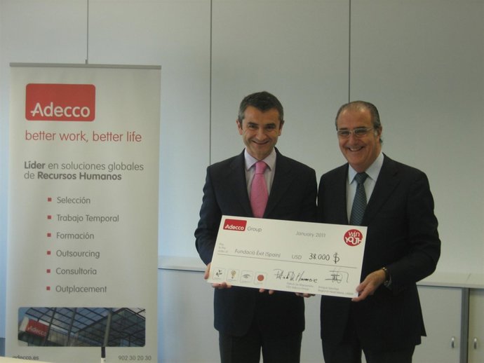 El presidente de Adecco entrega una donación al presidente de la Fundación Exit
