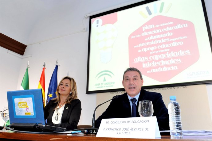 El consejero de Educación, Francisco Álvarez de la Chica, presenta el I Plan de 