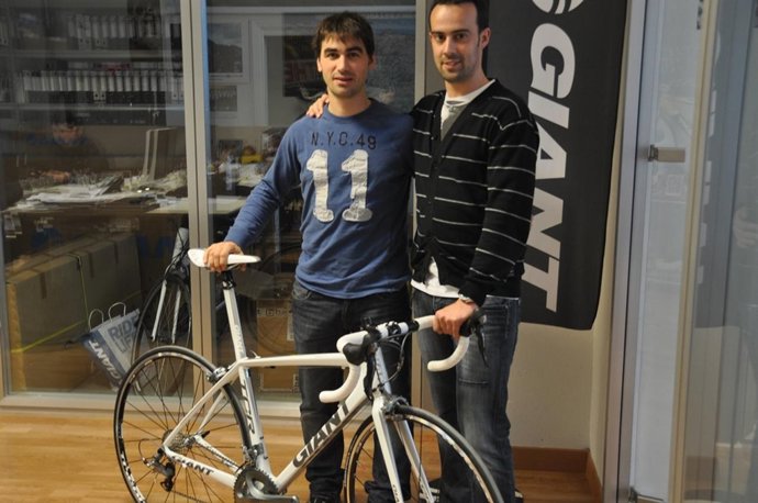 Julián Sanz y su nueva bicicleta GIANT