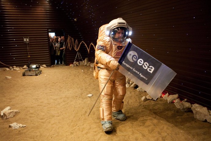 Un tripulante del proyecto Mars500 pasea por la superficie de Marte