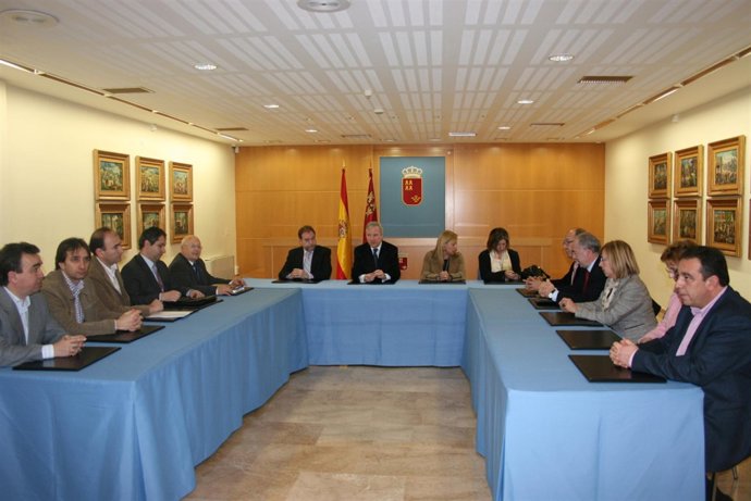 Valcárcel recibe a los sindicatos profesionales de Educación, Sanidad y de la Ad