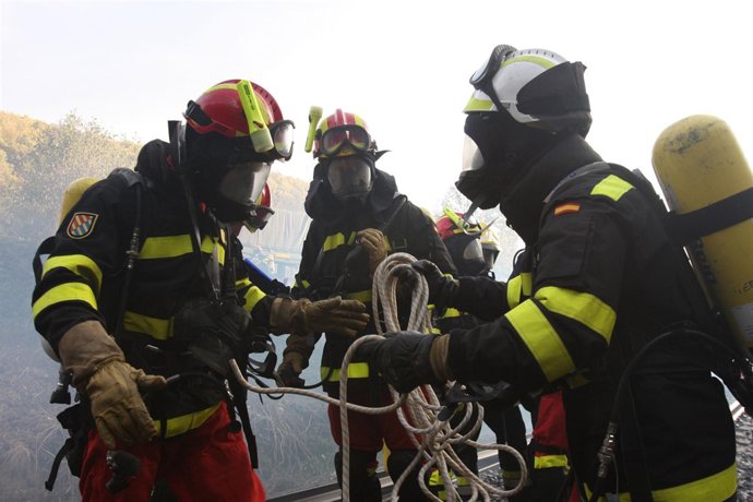 Efectivos de la UME realizando un ejercicio de rescate en túneles
