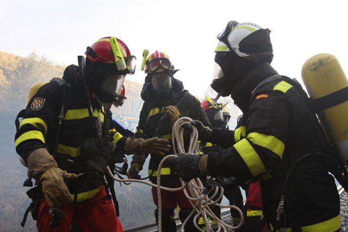 Efectivos de la UME realizando un ejercicio de rescate en túneles