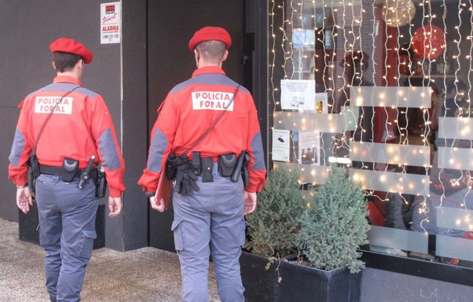 Dos agentes de la Policía Foral acceden a un establecimiento.