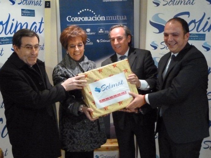 entrega de alimentos de solimat a caritas