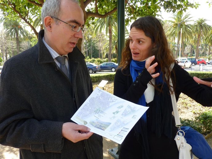 el portavoz del grupo municipal de IU, Pedro Moreno Brenes, y la autora del proy