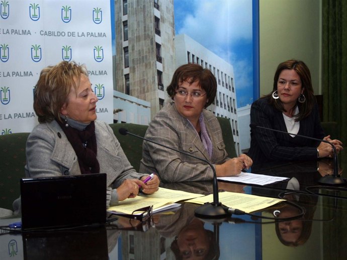 La presidenta del Cabildo de La Palma, Guadalupe González Taño, y la directora d