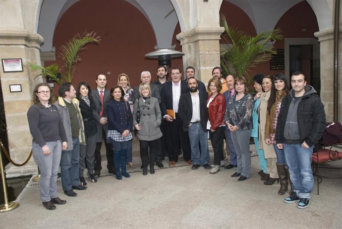 Nota Y Foto Desayuno Medios Comarcales Trujillo 2011